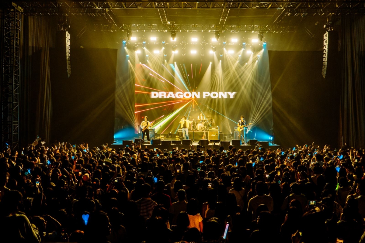 Khán giả hào hứng trong tiết mục mở màn của nhóm nhạc Dragon Pony tại Korea Spotlight 2025. (Ảnh: web bvhttdl.gov.vn)